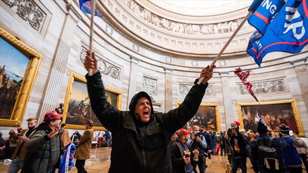 Uno de los asaltantes en el interior del Capitolio.