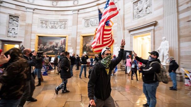 Kapitolioan sartu diren Trumpen jarraitzaileetako batzuk. Argazkia: EFE