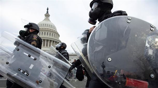 Policías en el Capitolio