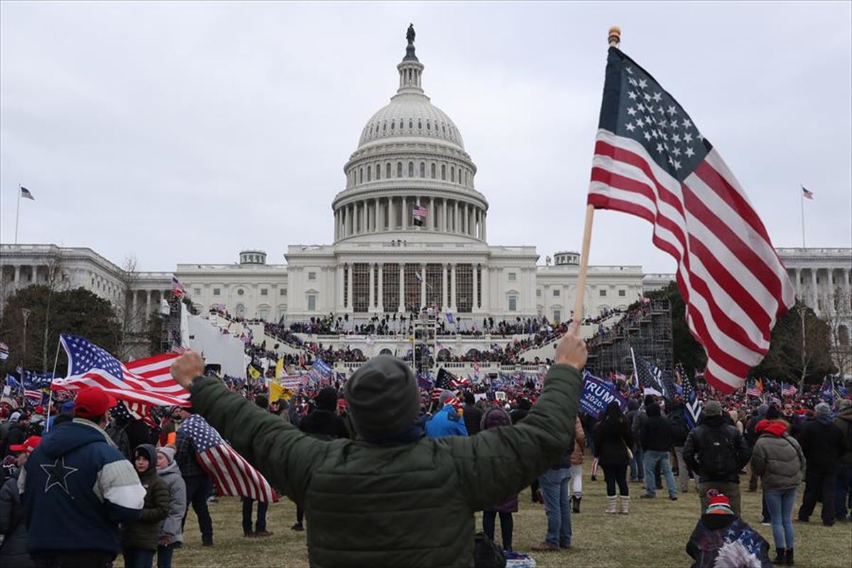 Cientos de seguidores de Donald Trump asaltaron el Capitolio el 6 de enero de 2021. Foto: EFE