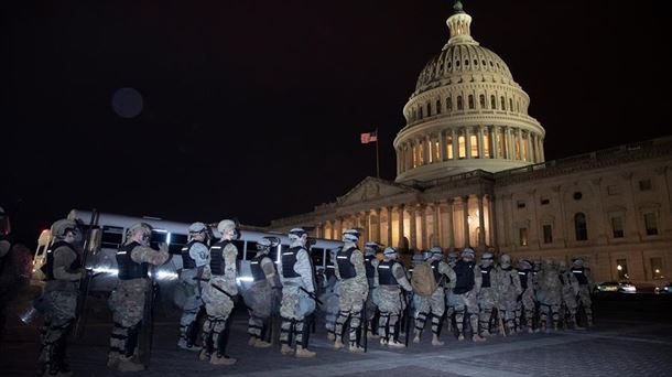 Capitolio de Estados Unidos custodiado por la policía