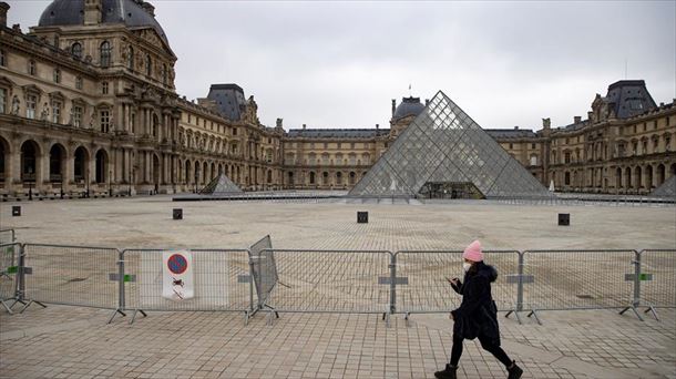 Lagun bat itxita dagoen Louvre museoaren aurrean.