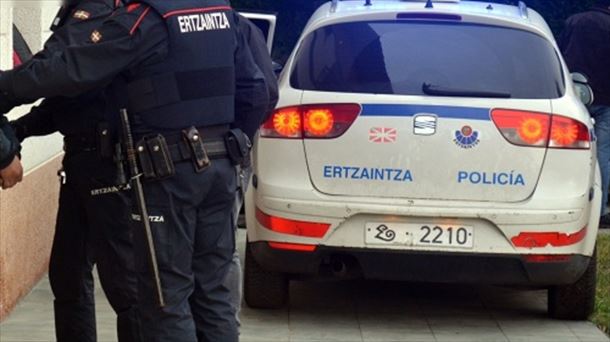 La Ertzaintza practicando una detención. 