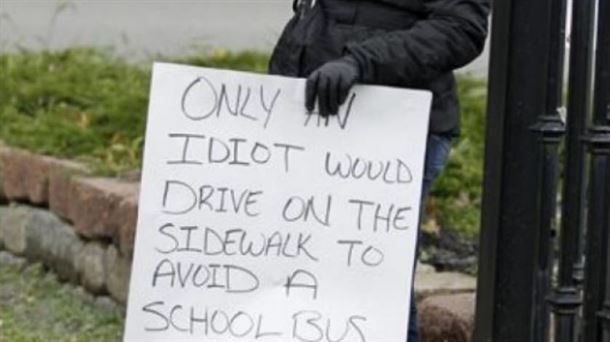 "Sólo una idiota conduciría por la acera para evitar un autobús escolar"