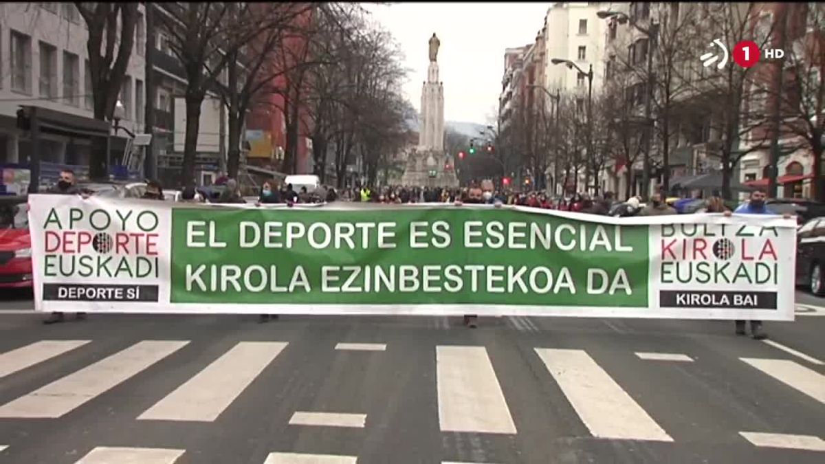 Eskola kirola bueltatzearen aldeko manifestazioa, Bilbon. EITBren bideo bateko irudia