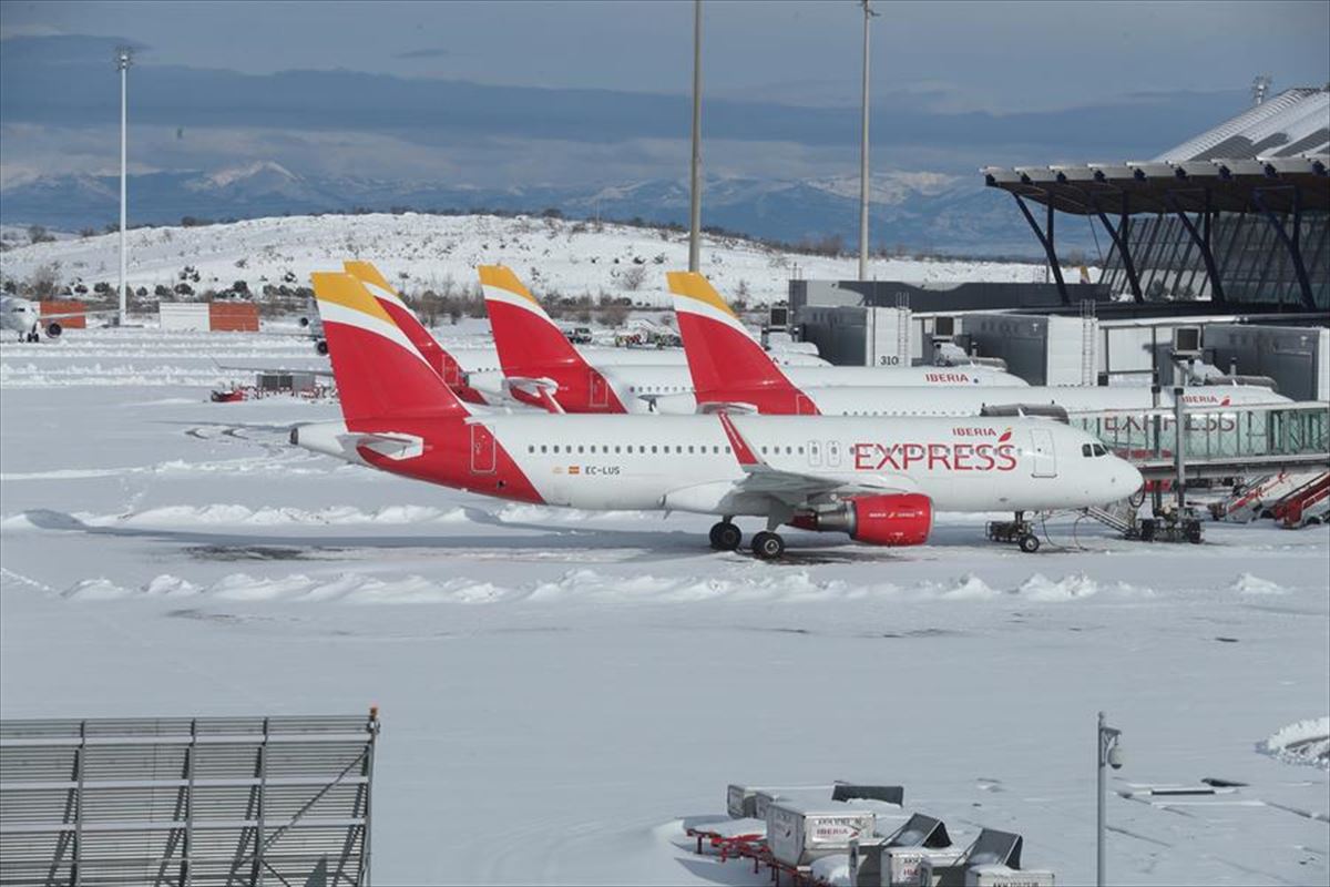 Aeropuerto de Barajas, bajo la nieve. Foto: EFE