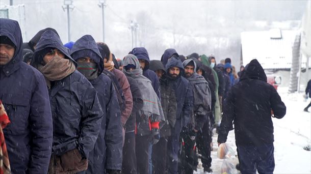 Ehunka errefuxiatu egoera lazgarrian Bosniako mugan, asilo bila 