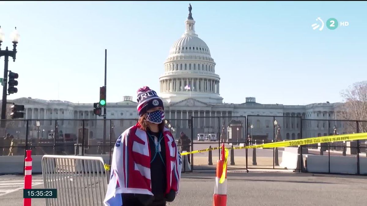 Una seguidora de Trump, frente al Capitolio