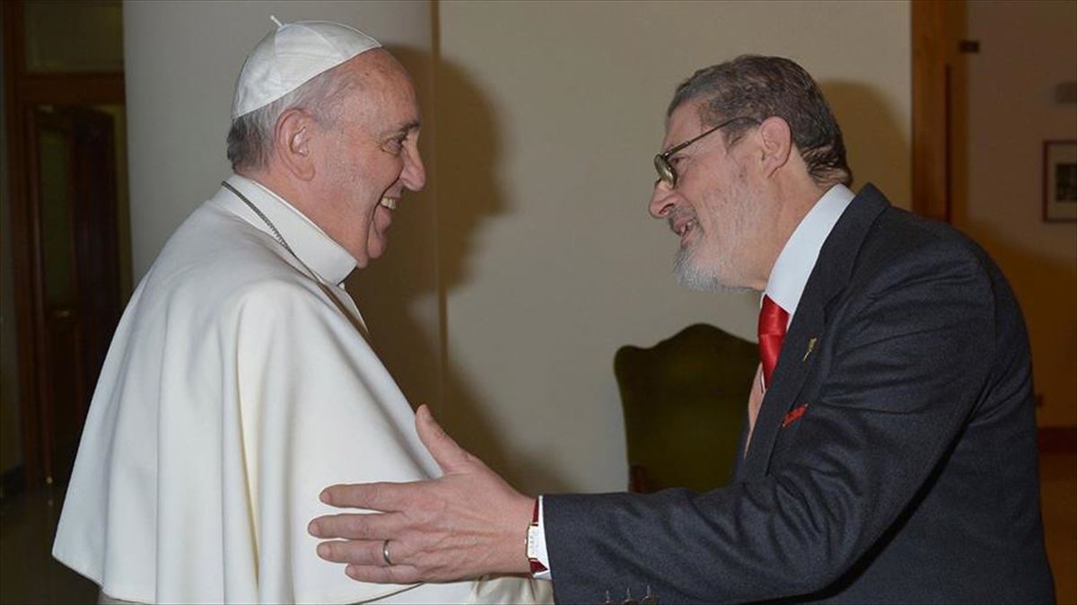 El médico personal del papa Francisco, Fabrizzio Socorsi, junto al pontífice. Foto: EFE