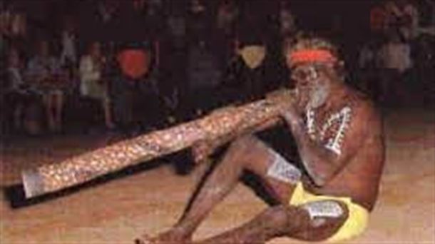 Aborigen tocando un digderidoo mediante la respiración circular