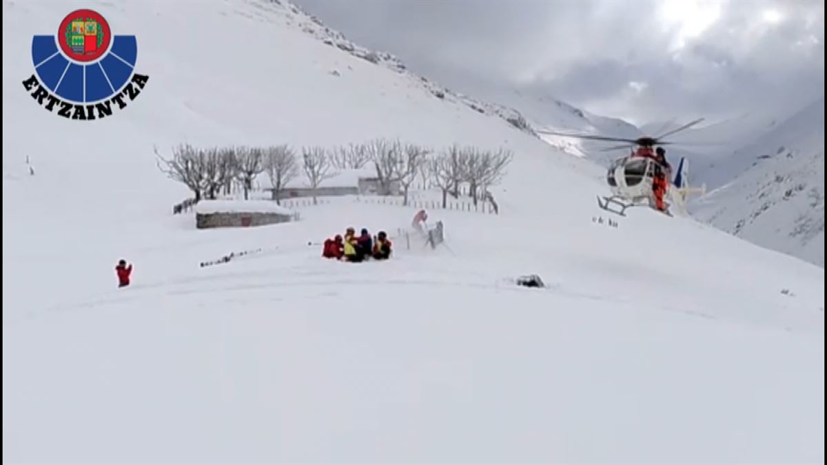 Un helicóptero participa en un rescate en Aralar.
