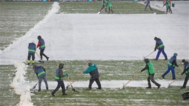 Los operarios trabajan a destajo para retirar la nieve del campo de El Sadar (vía @CAOsasuna)