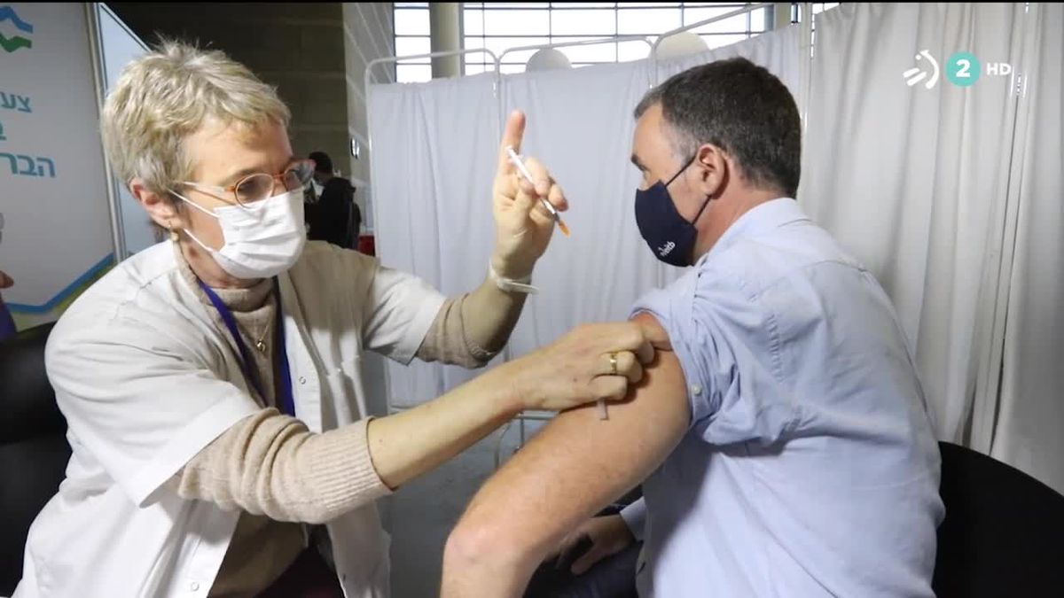 Mikel Ayestaran recibe la vacuna. Imagen obtenida de un vídeo de ETB.
