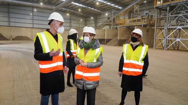 Tapia visita las nuevas instalaciones del grupo OTUA en Salvatierra (Álava)