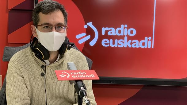 Zigor Aldama en los estudios de Radio Euskadi