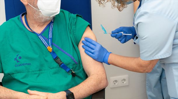 Vacunación a sanitarios en Cruces. Imagen: Gobierno Vasco