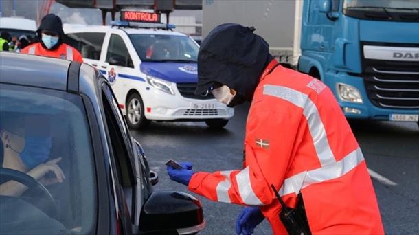 Agentes de la Ertzaintza en un control en Iurreta