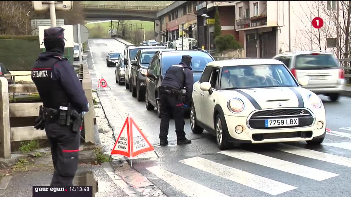 Ertzaintzaren kontrola. EITB Mediaren bideo batetik ateratako irudia.