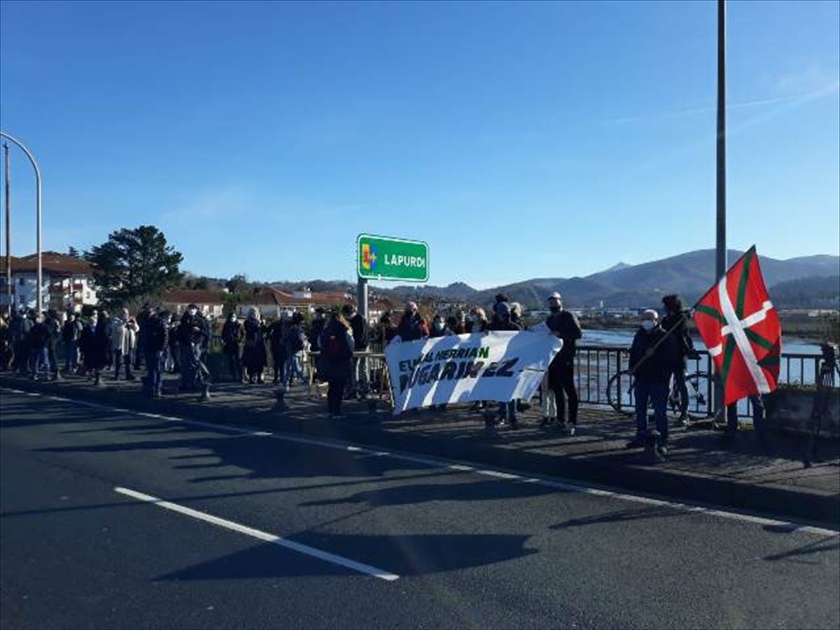 Protesta sobre el puente Santiago. Foto: Aitor Zabaleta