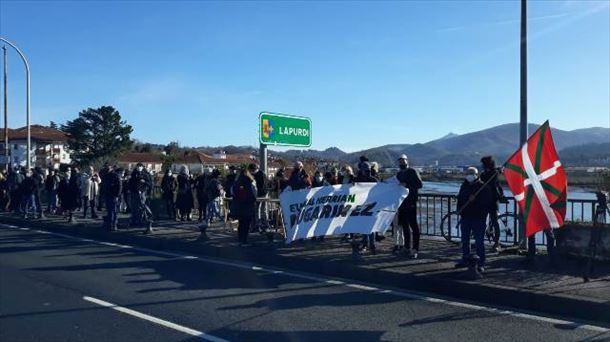 Protesta sobre el puente Santiago. Foto: Aitor Zabaleta