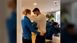 Aritz Aduriz arropa a sus excompañeros en la víspera de la final