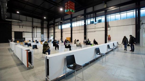 Gente esperando para vacunarse en Navarra. Foto: EFE