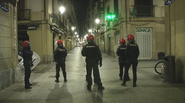 Agentes de la Ertzaintza en San Sebastián.