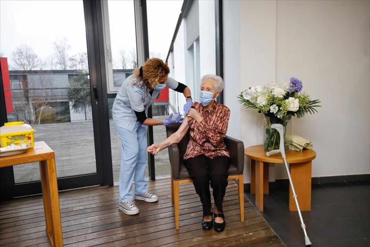 Una mujer mayor recibe una dosis de la vacuna en una residencia de Hondarribia. Foto de archivo: EFE