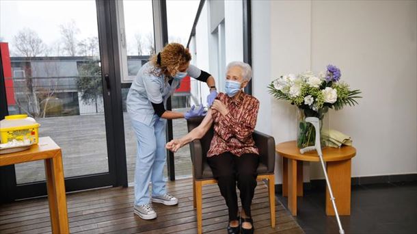 Una mujer mayor recibe una dosis de la vacuna en una residencia de Hondarribia. Foto de archivo: EFE