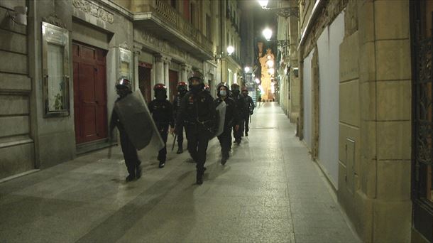 Agentes de la Ertzaintza en la Parte Vieja de San Sebastián 