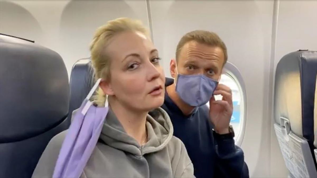 El líder opositor ruso, Alexéi Navalni, en el avión de regreso. Foto: EFE