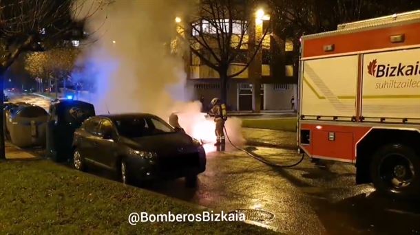 Bomberos tratan de sofocar uno de los incendios