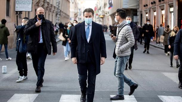 Italia vuelve a imponer el uso de la mascarilla en la calle