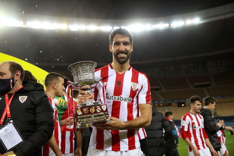 Raul Garcia irribarre handi batekin