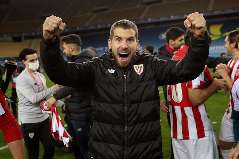 Iñigo Martinez pozez zoratzen