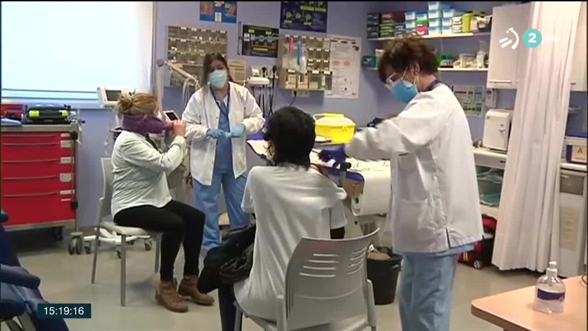 Vacunación de profesionales de Osakidetza. Imagen obtenida de un vídeo de ETB.
