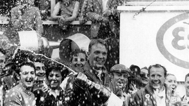 Dan Gurney celebra su victoria en Le Mans