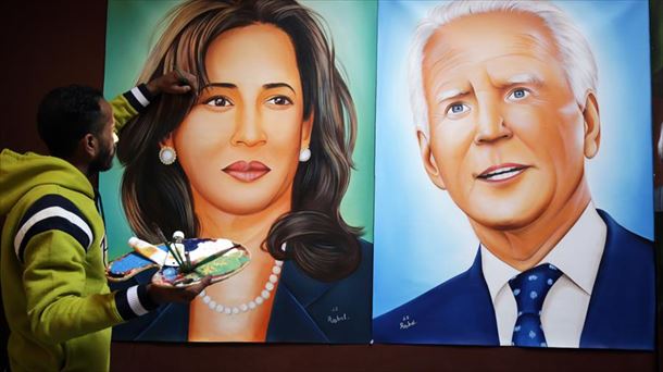 Jagjot Singh Rubal artista Kamala Harrisen eta Joe Bidenen horma irudia margotzen