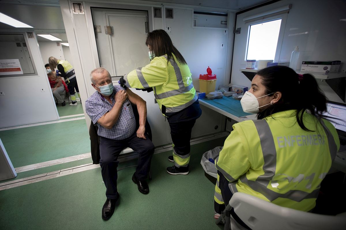 Personal sanitario vacuna a un hombre en Navarra.  