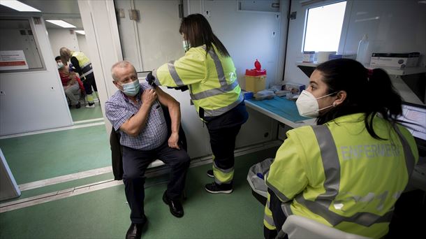 Un hombre recibe una dosis de la vacuna en Navarra. 