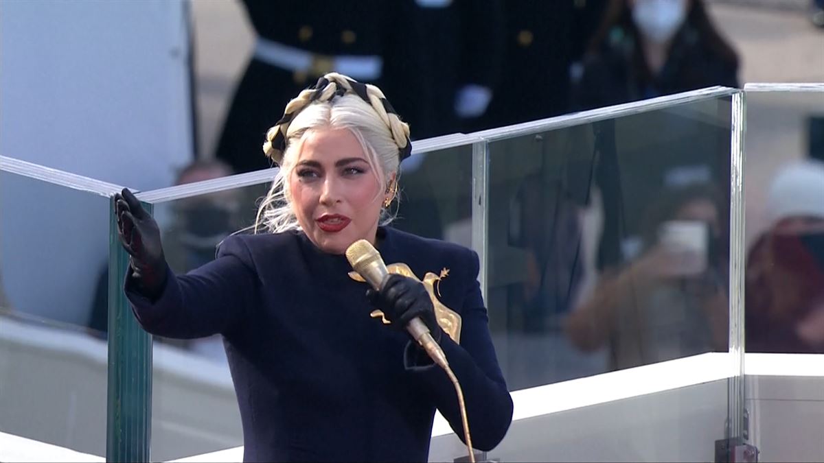 Lady Gaga interpreta el himno de Estados Unidos en la toma de posesión de Joe Biden