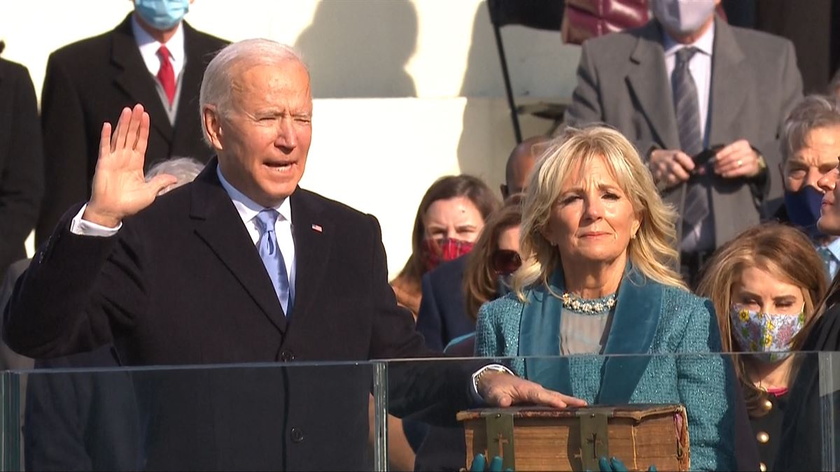 Joe Biden jura el cargo como presidente de Estados Unidos.