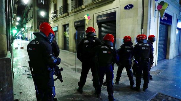 Agentes de la Ertzaintza en la Parte Vieja donostiarra.