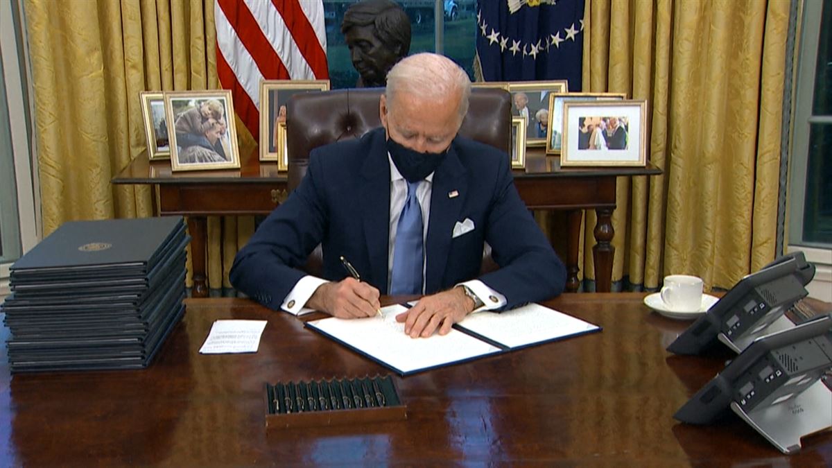 Joe Biden firmando decretos