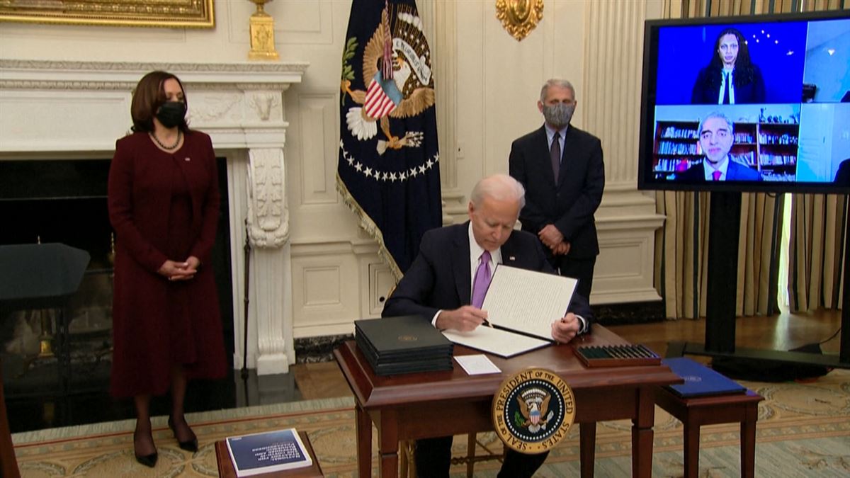 Joe Biden Ameriketako Estatu Batuetako presidentea pandemiaz hitz egiten, Washington hiriburuan