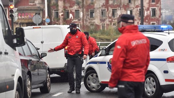 Un control de la Ertzaintza en Bilbao. 