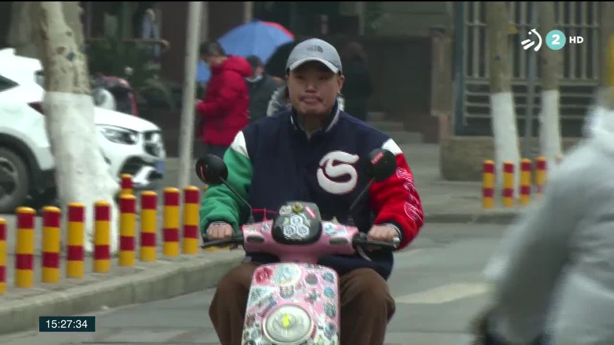 Voluntario en Wuhan. Imagen obtenida de un vídeo de ETB.