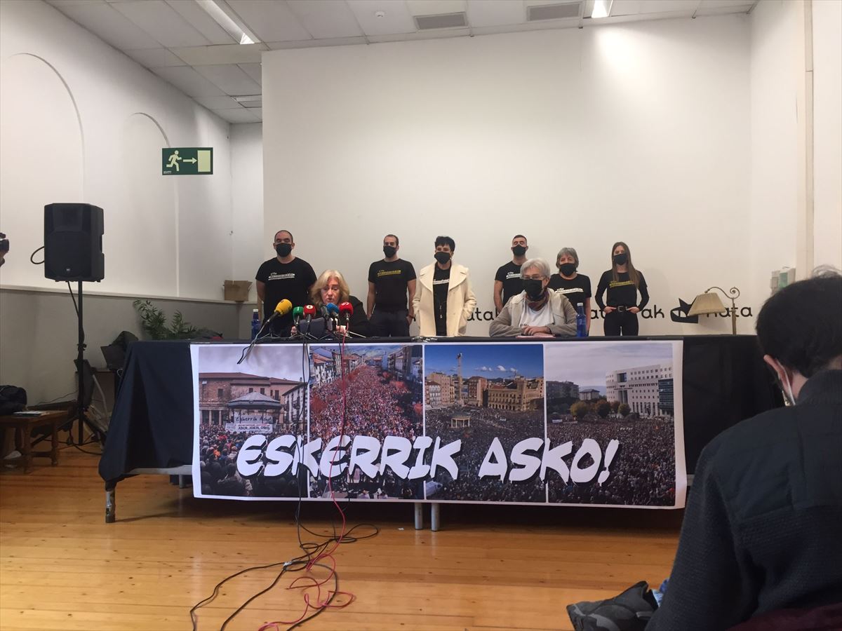 Los jóvenes del caso Alsasua junto a familiares y miembros de la plataforma Altsasukoak aske. 