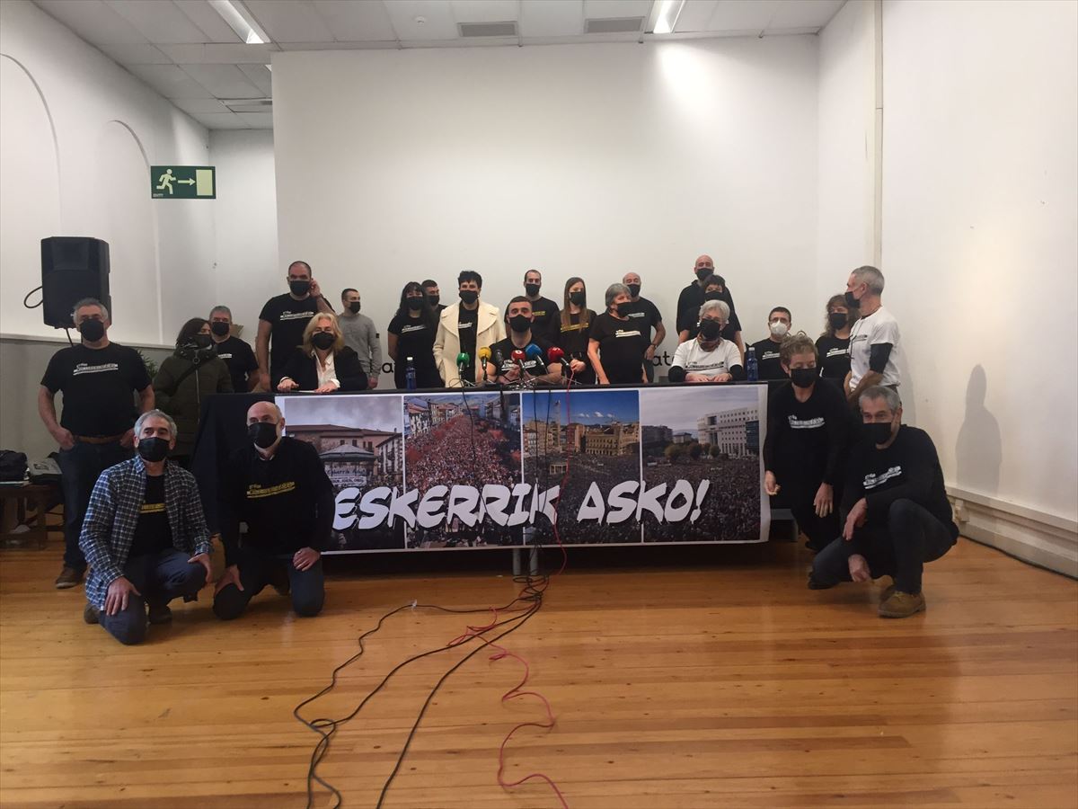 Los jóvenes del caso Alsasua junto a familiares y miembros de la plataforma Altsasukoak aske. 