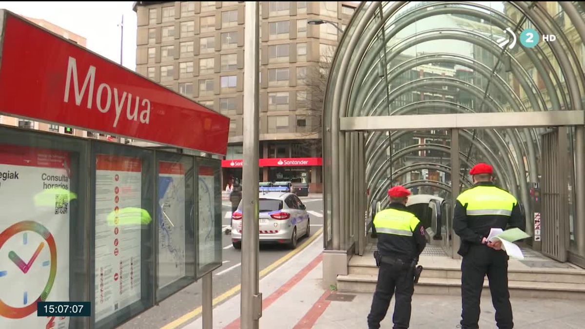 Control en una parada de metro de Bilbao. Imagen de un vídeo de EITB Media